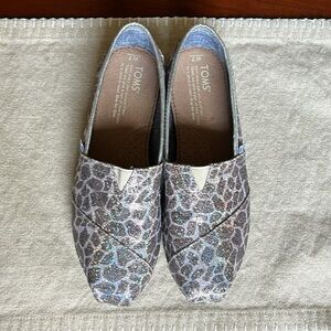 Tom’s Classic Style Silver Glitter Cheetah Print Alpargatas- Size 7